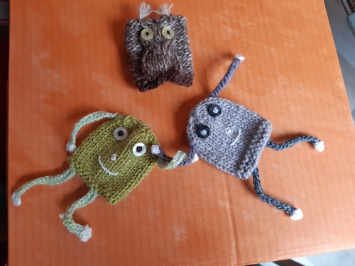 mets ton bonnet; innocent, petits freres des pauvres, bonnets, caritatif, fin de pelotes, stashbuster, contre l'exclusion, tricot, crochet, 