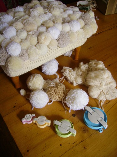 pompon, editions, saxe, creation,tea cosy, repose pied, coussin, sac , ouvrage, tricot , crochet, fleur , coton