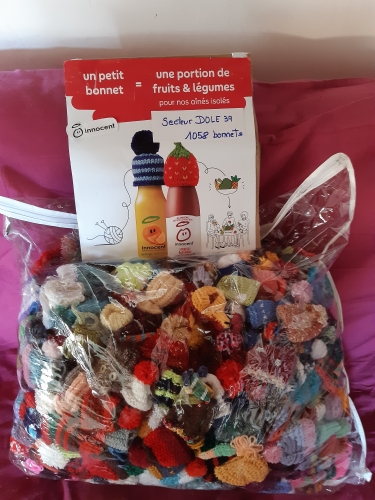 mets ton bonnet; innocent, petits freres des pauvres, bonnets, caritatif, fin de pelotes, stashbuster, contre l'exclusion, tricot, crochet, 