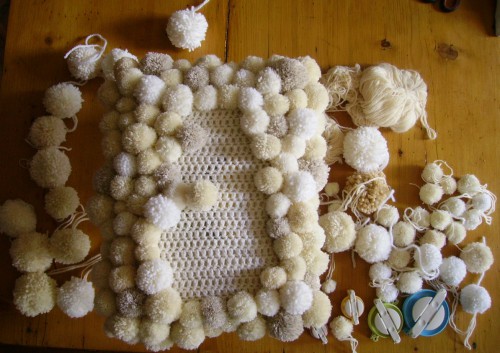 pompon,editions,saxe,creation,tea cosy,repose pied,coussin,sac,ouvrage,tricot,crochet,fleur,coton