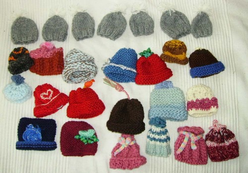 solidarité, mets ton bonnet, petits, freres, pauvres, innocent, jus , fruit, bonnet, tricot, crochet, association, caritative,