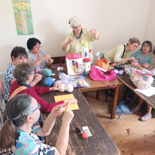 mets ton bonnet; innocent, petits freres des pauvres, bonnets, caritatif, fin de pelotes, stashbuster, contre l'exclusion, tricot, crochet, 