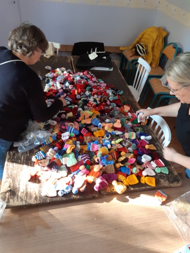 mets ton bonnet; innocent, petits freres des pauvres, bonnets, caritatif, fin de pelotes, stashbuster, contre l'exclusion, tricot, crochet, 