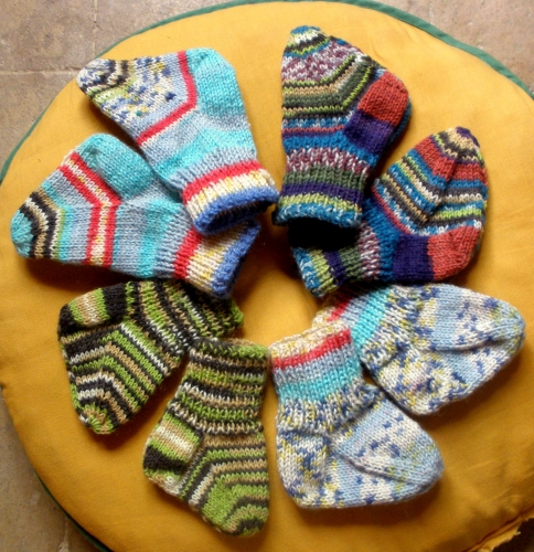 plassard, fil chaussettes, laine, multicolore, striped, bebe, baby socks, 2 aiguilles, layette, stashbuster, finir les pelotes , vite fait, tuto, gratuit, 