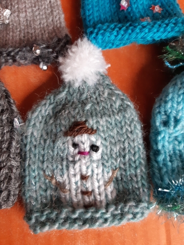 mets ton bonnet; innocent, petits freres des pauvres, bonnets, caritatif, fin de pelotes, stashbuster, contre l'exclusion, tricot, crochet, 