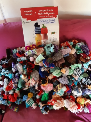mets ton bonnet; innocent, petits freres des pauvres, bonnets, caritatif, fin de pelotes, stashbuster, contre l'exclusion, tricot, crochet, 