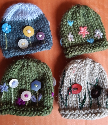 mets ton bonnet; innocent, petits freres des pauvres, bonnets, caritatif, fin de pelotes, stashbuster, contre l'exclusion, tricot, crochet, 